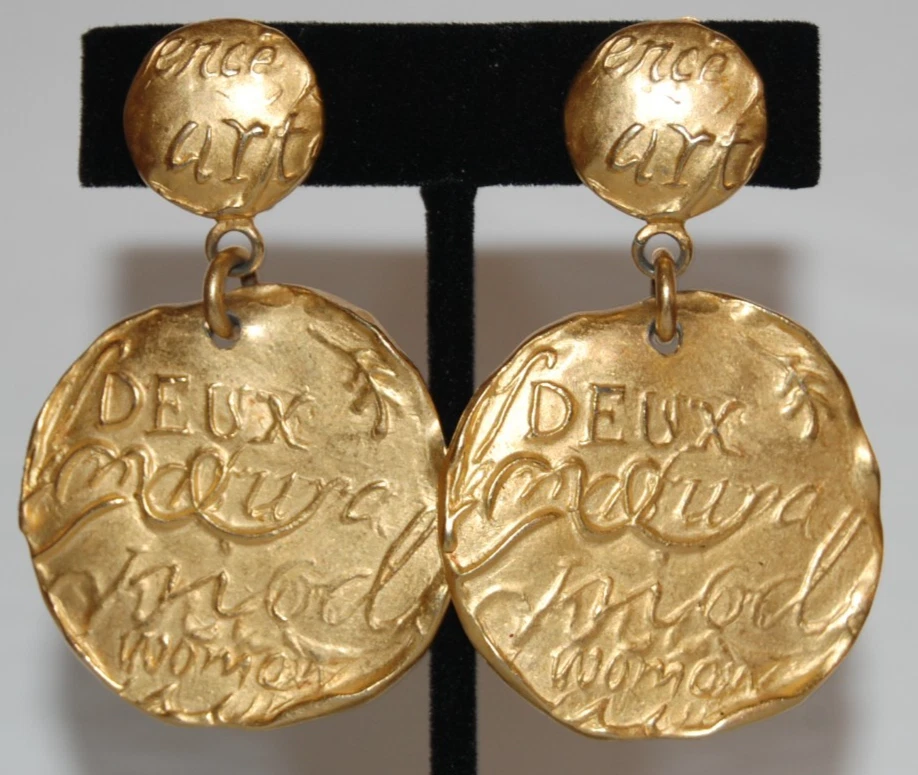 BRINCOS RAROS VINTAGE DONNA KARAN COUTURE GRANDE MOD MULHER GOTA DOURADA CLIPE PENDURADO - Imagem 4 de 4