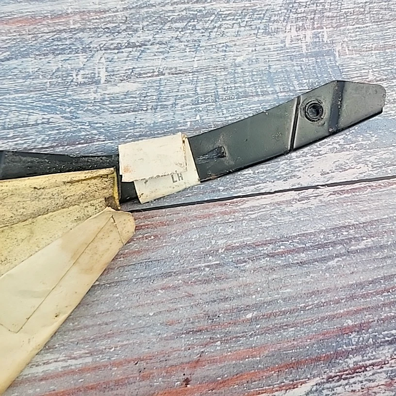 GM 22511157 1982-1984 Oldsmobile Cutlass Ciera parachoques delantero izquierdo cubierta retenedor Foto 3 de 4