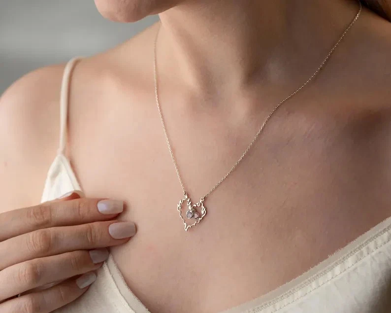 Collar colgante con nombre de piedra de nacimiento simulada de corte redondo de 2 quilates enchapado en oro amarillo de 14 k Foto 3 de 4