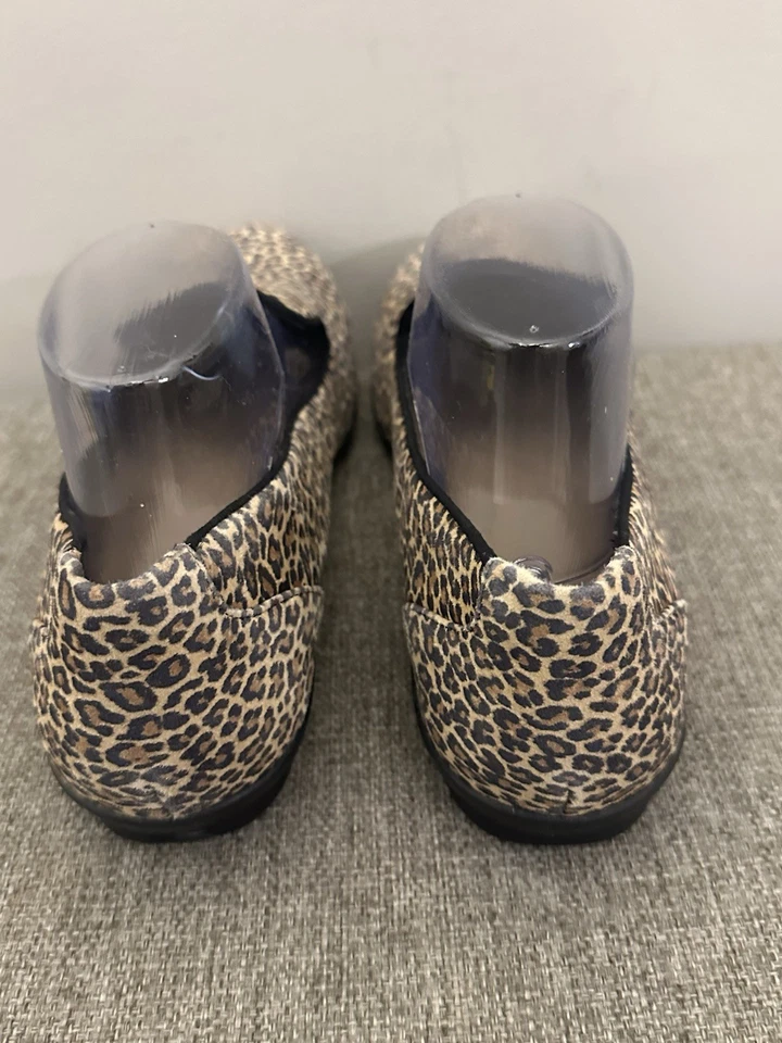 Zapatos planos sin cordones con estampado de leopardo Clark’s Collection talla 9,5 de ancho Foto 4 de 4