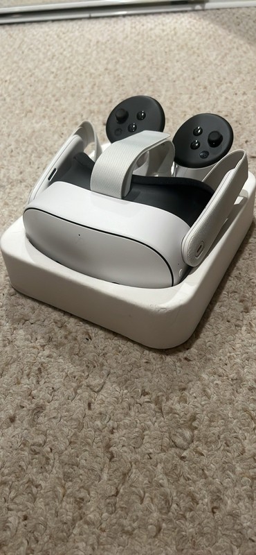 Meta Quest 3S - 128 GB - Controllers Included - Used Twice