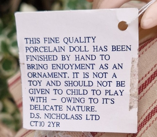 D.S Nicholass 18" Porzellanpuppe mit Ständer schönes Kleid und überziehende Schuhe - Bild 8 von 9