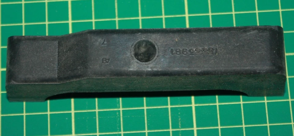 NOS 1988-93 Chevy GMC Truck Radiator Mount Insulators Part # 15553981 - Image 2 of 4