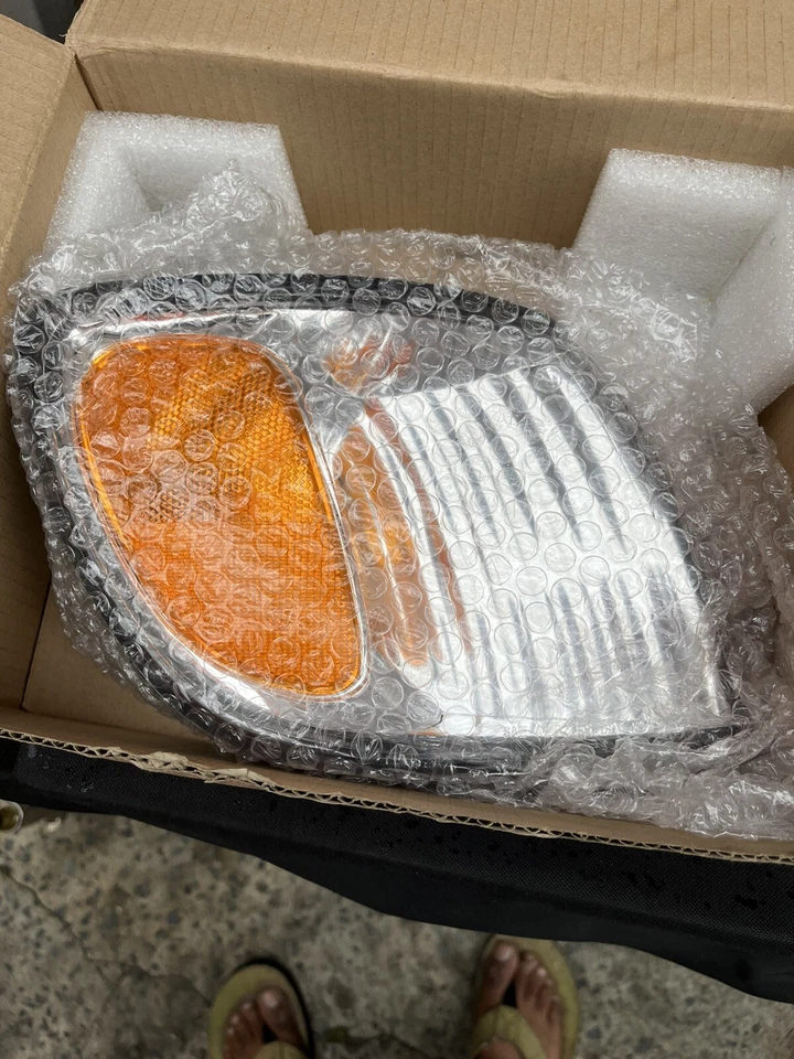 For 2001-2003 Toyota Sienna Parking Light Front Right 55547NC 2002 - Image 2 of 4