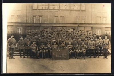 Foto-AK Frankfurt-Westend, E.K.K.55, Festhalle, Soldatengruppe, Hausfassade 