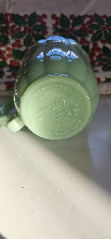 Taza de café festoneada de vidrio con leche de jadeíta The Pioneer Woman  Foto 4 de 4