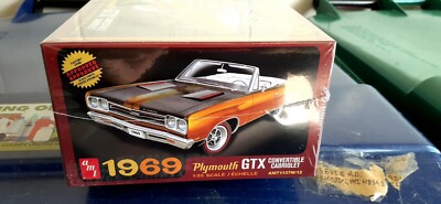 NEW 1969 PLYMOUTH GTX HEMI 426 CONVERTIBLE 1:25 SCALE AMT 1137M