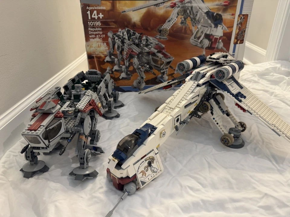 LEGO Star Wars: Republic Dropship with AT-OT Walker (10195) - Image 2 of 4