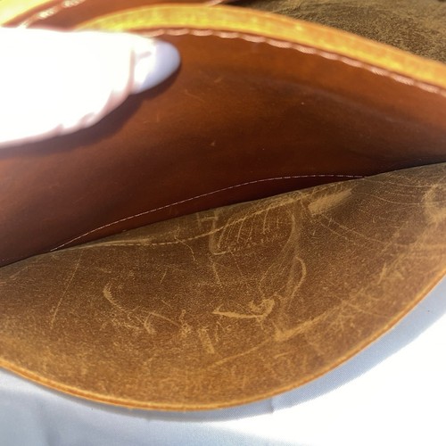 BOLSO DE HOMBRO TRIÁNGULO CASI PERFECTO Portland Leather Goods en Castaño - Imagen 8 de 19