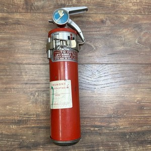 VTG Collectable IH INTERNATIONAL HARVESTER Fire Extinguisher 2- 1/2LB w/ Bracket