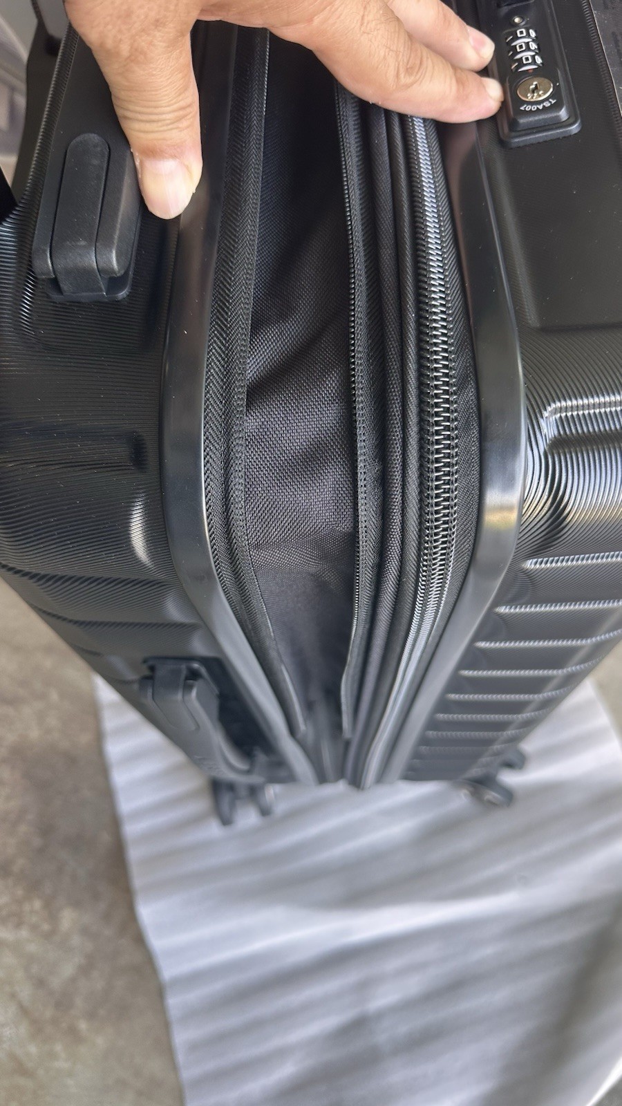 Delsey Paris Horizon Expandable 20" Spinner Carry on Luggage- Black