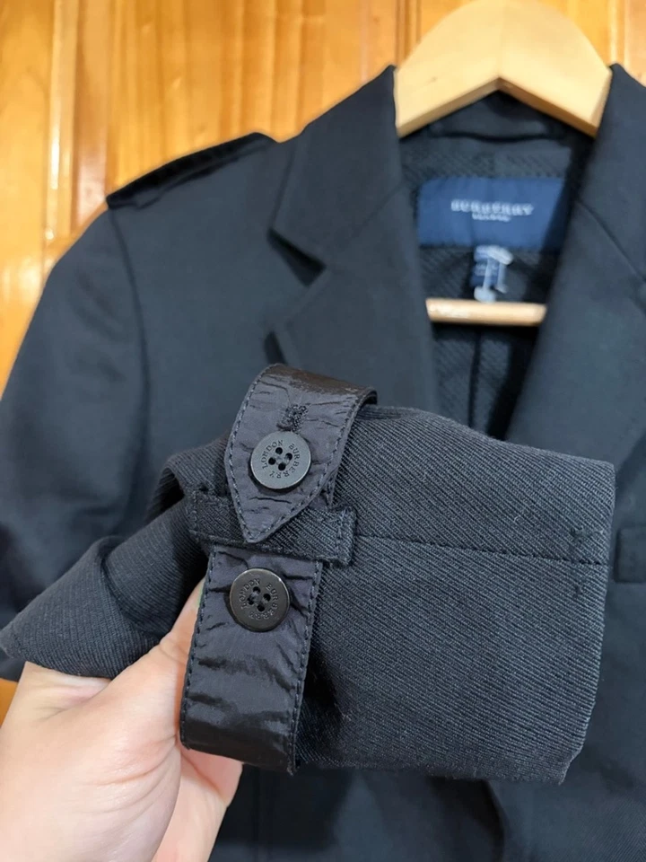 Jaqueta Burberry London mistura de lã preta bolsos utilitários feita na Itália tamanho 2 - Imagem 2 de 4