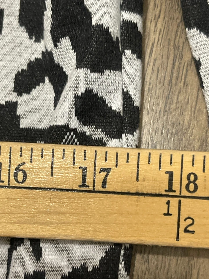 Suéter Andrea Jovine, Para Mujer Talla Mediana, Negro Gris, Estampado Guepardo, Cárdigan Foto 3 de 4