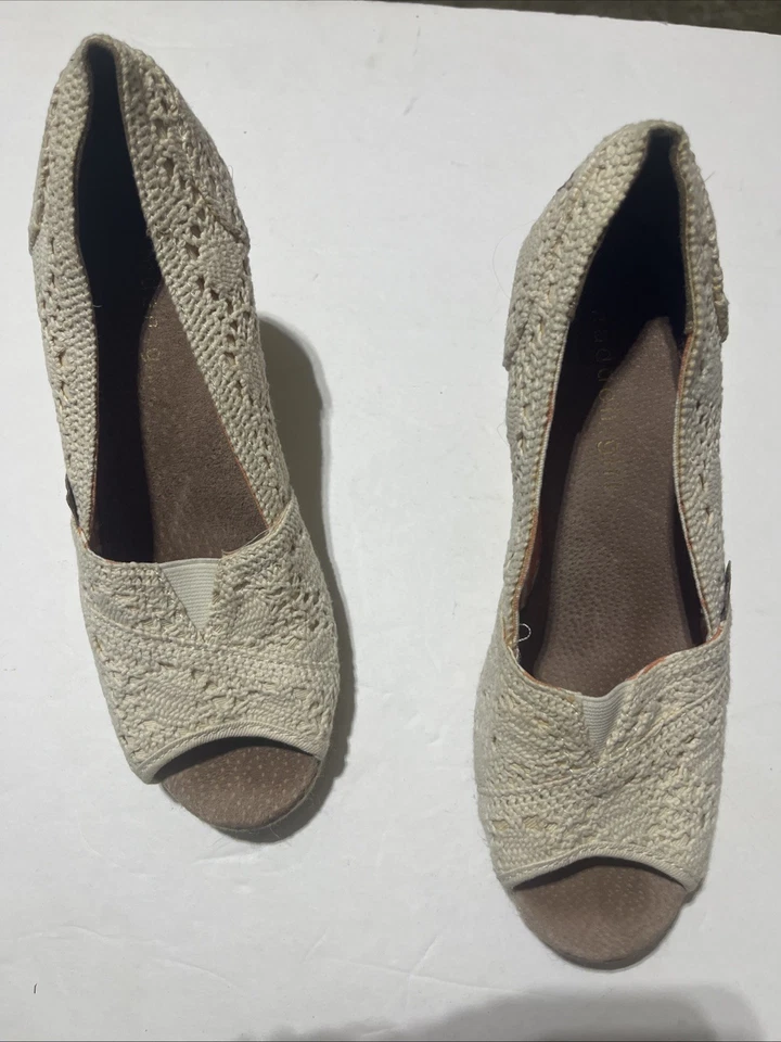 Tamanho 7.5 Tamanho 7 1/2 Wedge Peep Toe Salto de Crochê Bege Madden Girl Slip On - Imagem 2 de 4