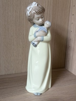 Vintage Nao Lladro ''Ready For Bed'' Mädchen mit Babypuppe Porzellan Figur