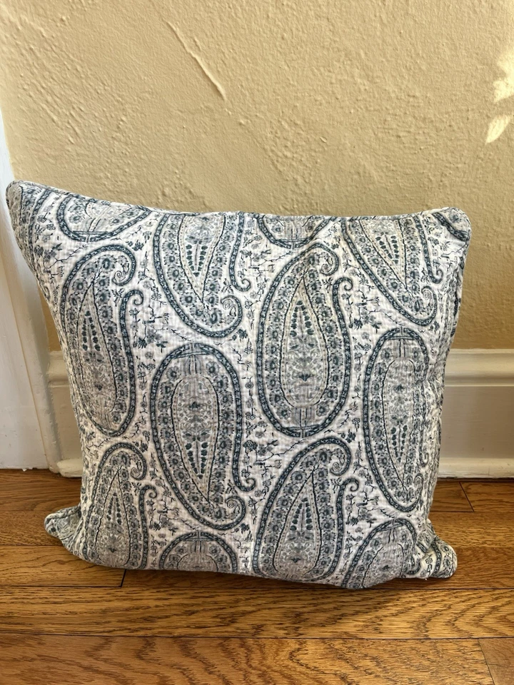 "Almohada de cachemira Lauren Ralph Lauren azul blanco 20""x20"" con inserción de plumas" Foto 4 de 4