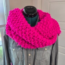 EXPRESS CHUNKY KNITWEAR OVERSIZE HOT PINK SCARF FRINGE ENDS WOMEN OS WARM COZY