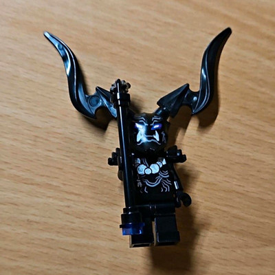 LEGO Minifigur schwarz mit großen Hörnern/Oni/ Ninjago/Omega