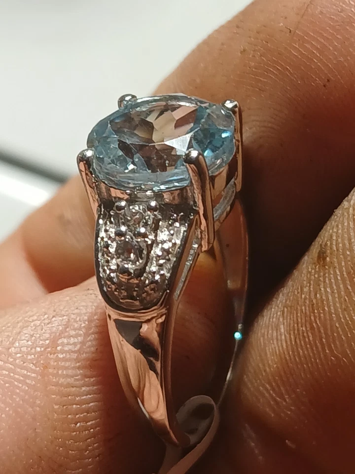 Anillo de oro blanco de 14 quilates sobre plata de ley maciza de 4,7 CTW topacio azul suizo talla 7 Foto 3 de 4