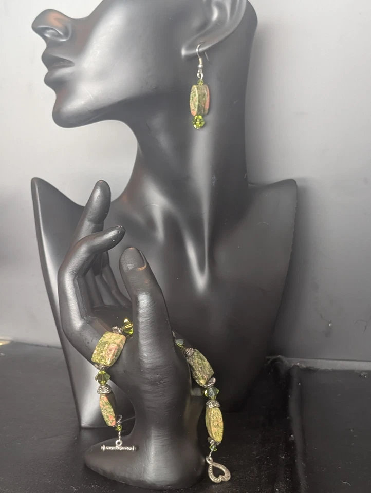 Pulsera de piedra natural con cuentas de cristal verde y unakita con pendientes a juego  Foto 3 de 4
