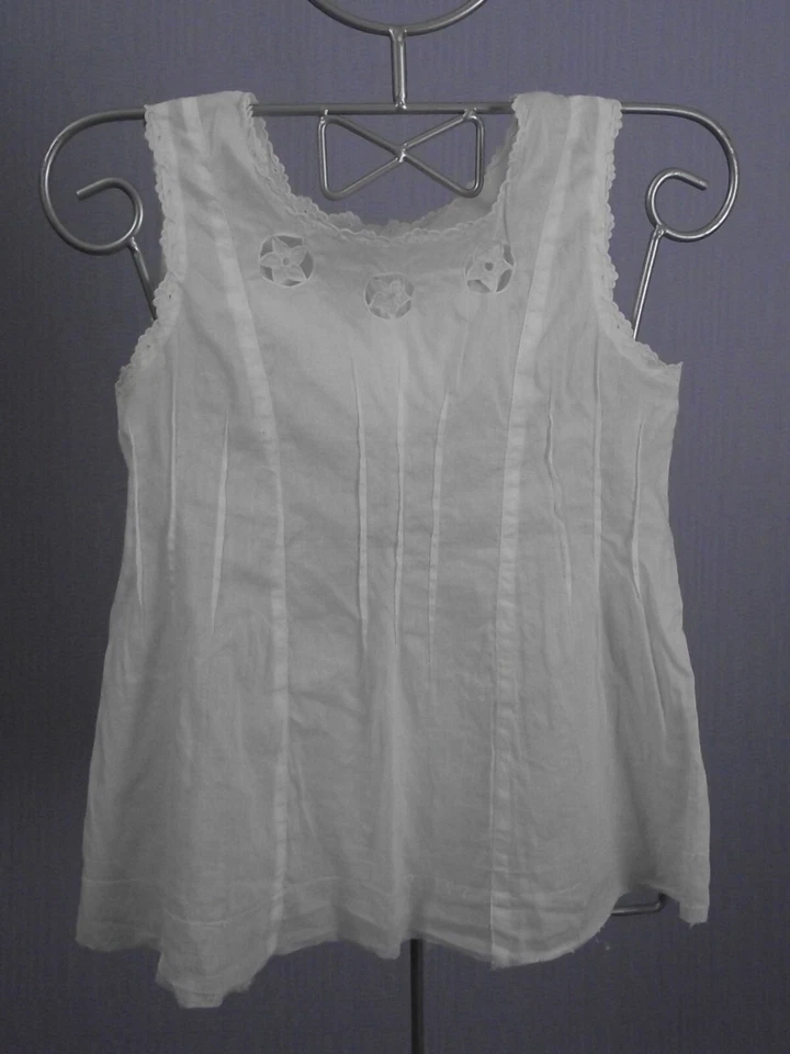 petite robe sans manches, plis religieuse, en coton blanc, broderies et col rond - Photo 3/4