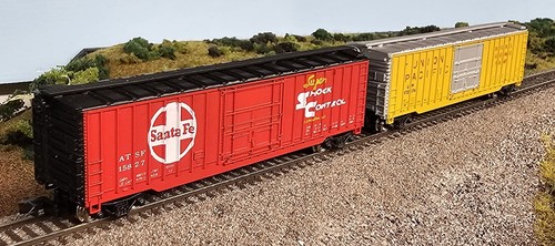 N Scale - Con-Cor - 2-Pack 1471A+C - 50' Steel, Plug Door - ATSF 15822 UP 472076 - Picture 5 of 13
