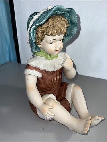 Raro antico pianoforte bambino in porcellana bisque. Alto 13" con cofano blu e abito rosso. - Foto 5 di 9