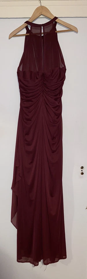 Vestido de Dama de honor David’s de malla larga con escote halter ilusión: vino Foto 4 de 4