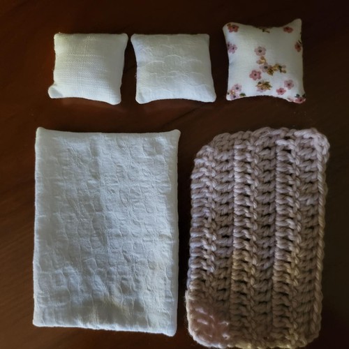 Dollhouse Furniture: Wood Twin Bed With Pink Bedding 1:12 Scale - Picture 2 of 5