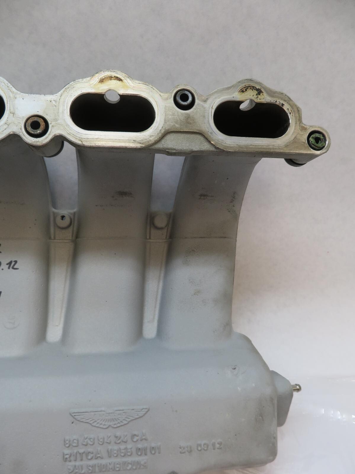 2012 ASTON MARTIN RIGHT PASSENGER UPPER INTAKE MANIFOLD PLENUM OEM 8G439424CA