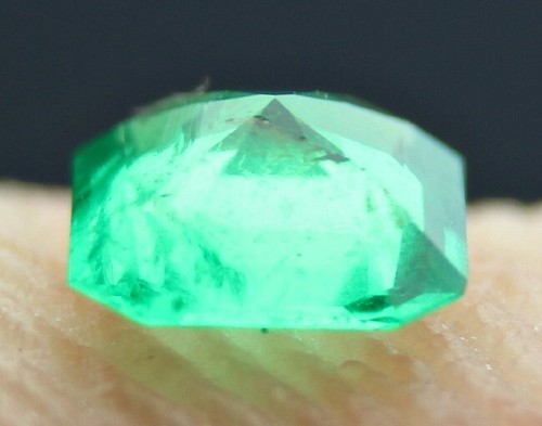 Vivid Green Emerald Loose Gemstone Top Quality AAA Grade 0.30 Cts for Rings - Picture 8 of 8
