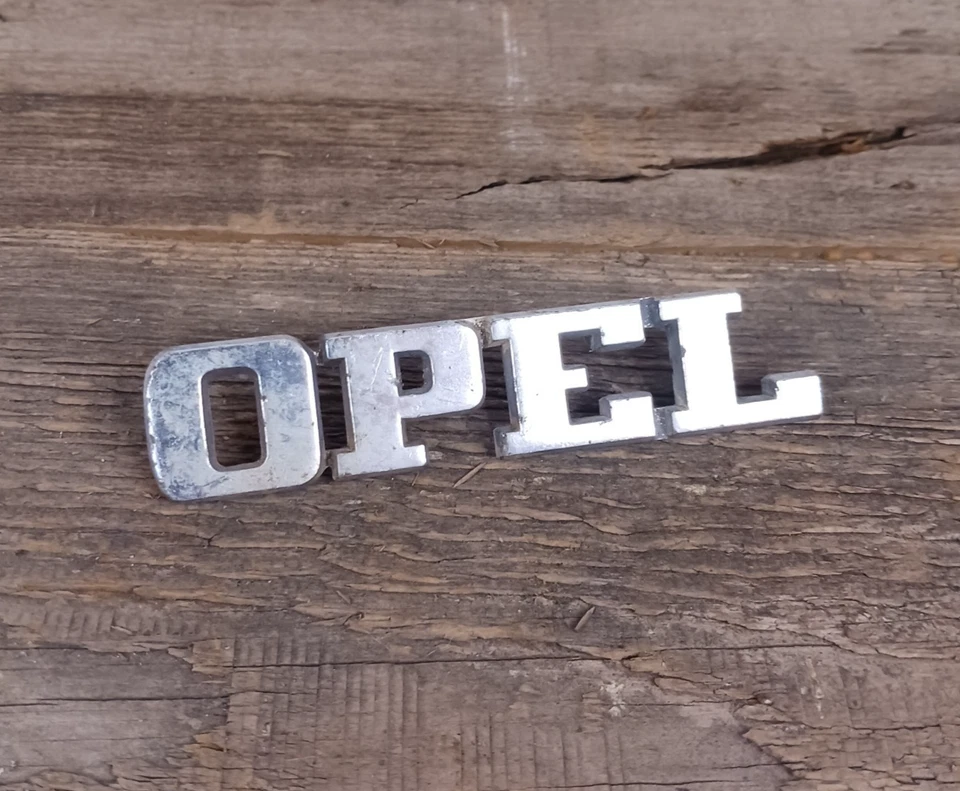 CRACHÁ EMBLEMA VINTAGE 1970-1975 OPEL 1900 SCRIPT FABRICANTE DE EQUIPAMENTO ORIGINAL #3458736 - Imagem 3 de 4