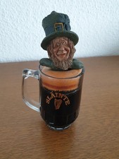 Guinnessbierkrug ( Tankard  ) mit Henkel , mit einer Figur eines  Leprechaunes