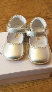 gold infant shoes size 4