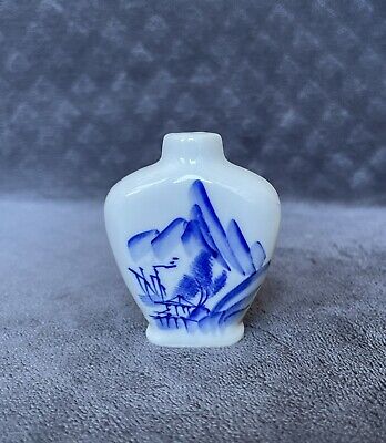 China Vintage handmade Blue And White Porcelain Ancient children Snuff Bottle