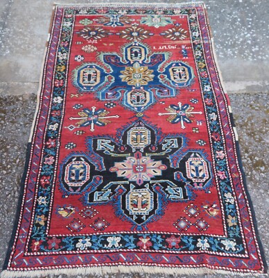 ANTIKER KAUKASISCHER KARABAGH DORF TEPPICH. SIGNIERTER NAME VON WEAVER.  194 CM X 117 CM.