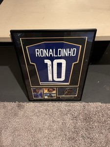 Maillot De Football Signé Par Ronaldinho Avec Dédicace - Encadré Et Certifié