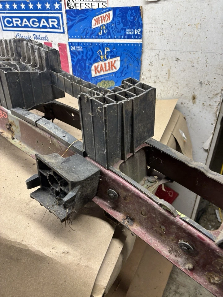 Camaro Z28 RS IROC Z 1982 1992 parachoques delantero de metal con soporte de relleno de gofres soporte Foto 3 de 4