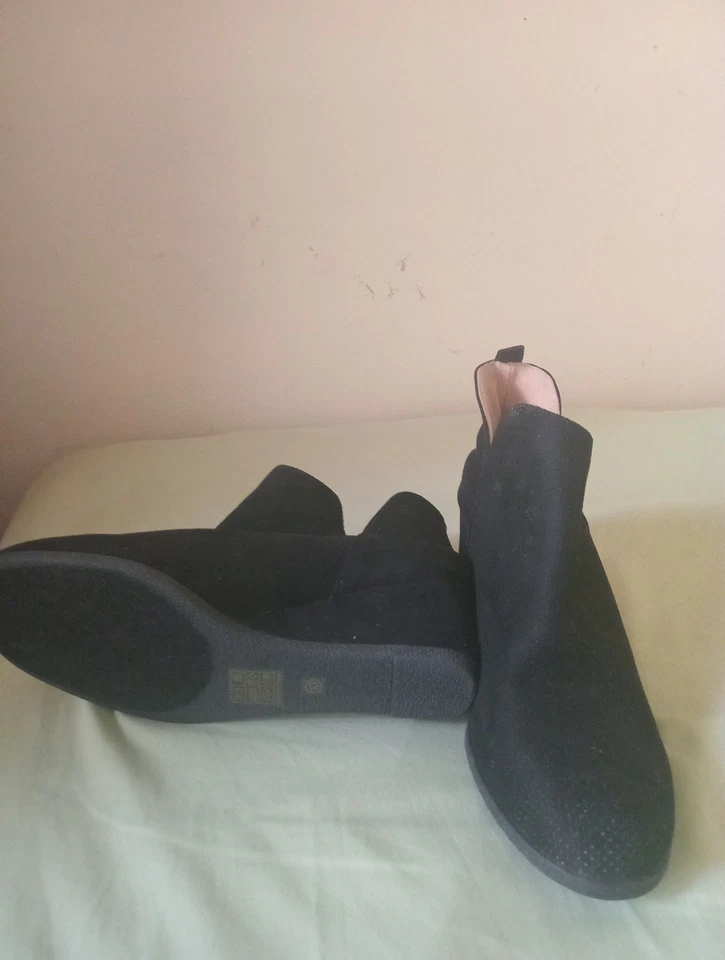 Botas de gamuza negras Journee Tru Comfort de espuma con cuña talla 10 Foto 4 de 4