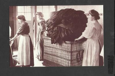 Nostalgie AK Frauen bei Ostmann Wäscherei Wäsche Färberei 1910