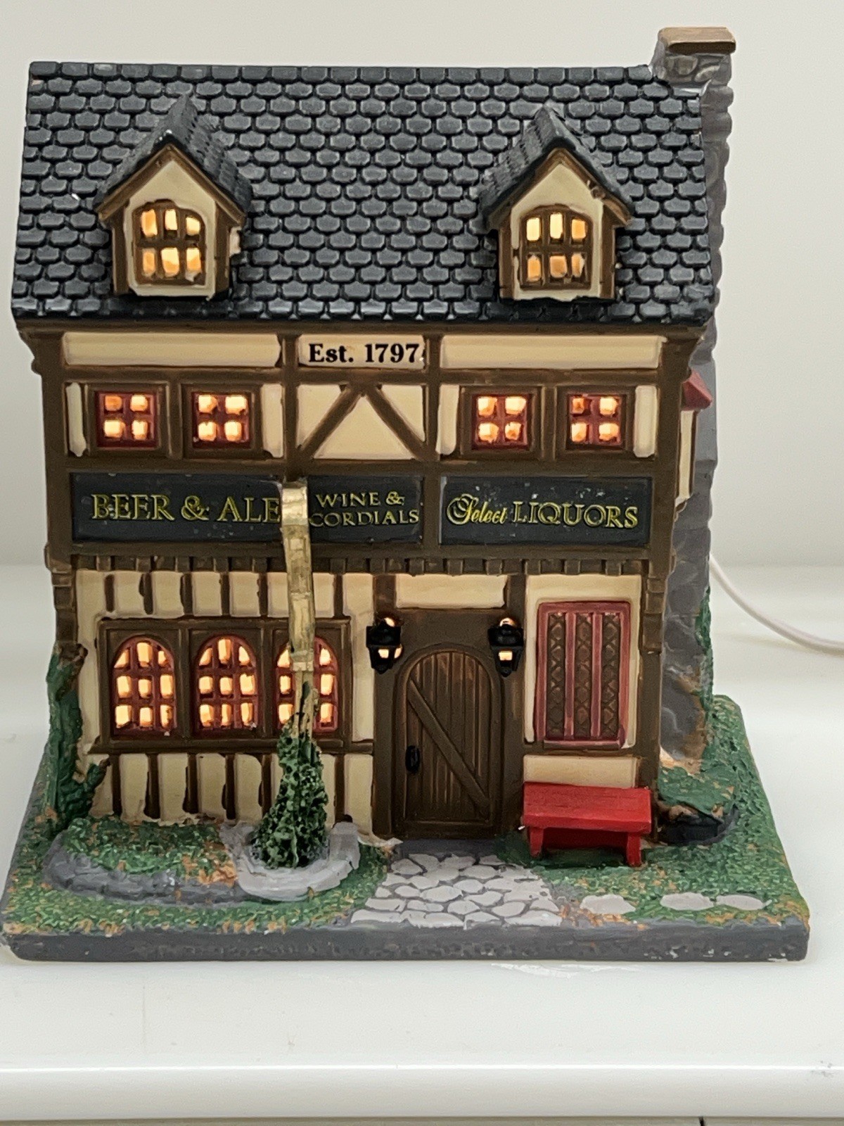 Lemax Argyle Griffin Pub Retired 2013 Village Collectible With Light Mint Condition  