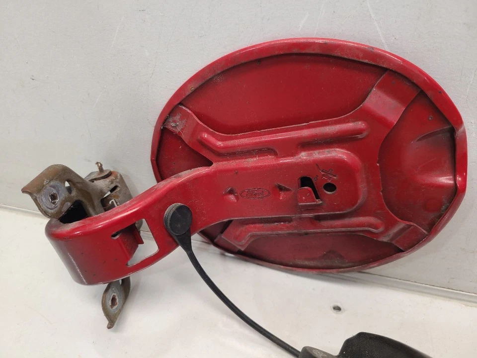 Ford Focus 2008 (sedán) puerta de llenado de combustible *rojo - E4* Foto 3 de 4