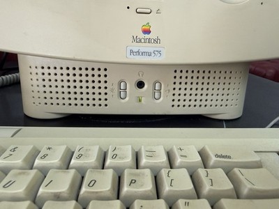 Apple Macintosh Performa 575 computer Original Mouse & Keyboard