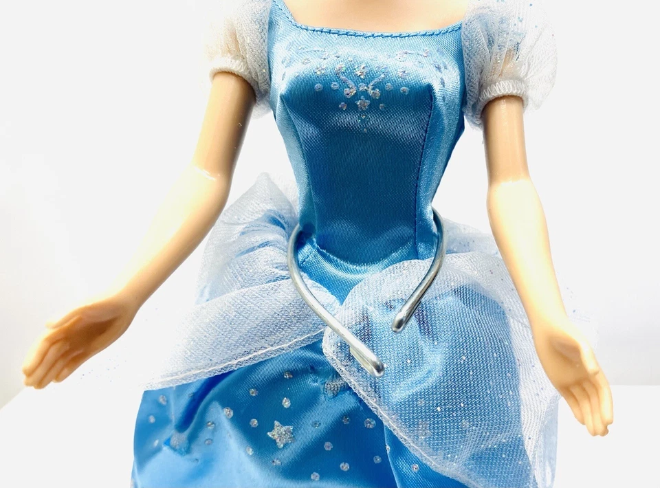 Платье MATTEL BARBIE Disney Cinderella кукла блондинка волосы голубые глаза голубое высота 12 дюймов  - Изображение 3 из 4
