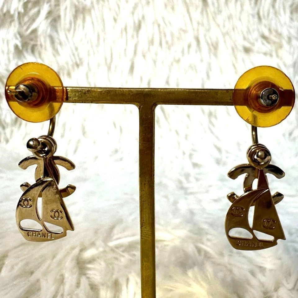 Pendientes de aro oscilantes Chanel marca COCO yate chapados en oro Foto 4 de 4