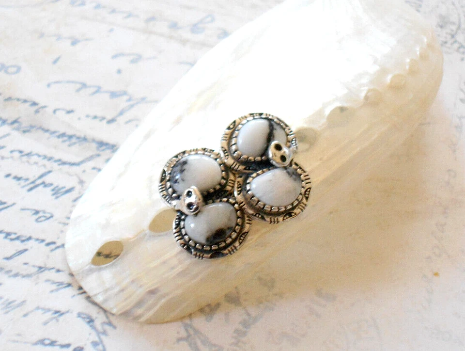 Pendientes pequeños de plata de ley con poste de serpiente de ágata blanca y negra E29-32 Foto 2 de 3