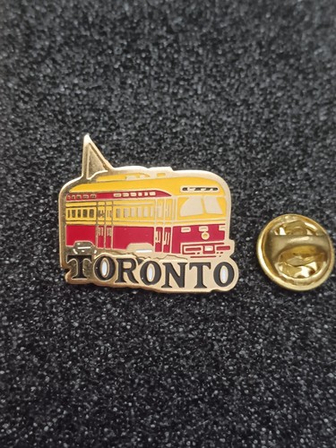 Pin's Pins Pin Enamel 46 Ville Étrangère CANADA "TORONTO" - Picture 2 of 3