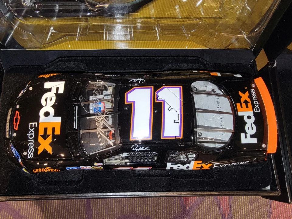 Denny Hamlin #11 2006 autografiado FedEx Express - 1:24 RCCA ELITE #180/411 Foto 3 de 4