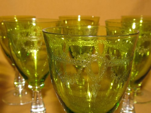 Série de 8 verres à vin blanc Porto cristal de couleur vert décor gravé - Imagen 7 de 7