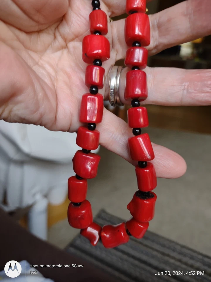 Collar Lee Sands Artesanal Artesanal Coral Rojo y Cuentas de Ónix Negro 17"-19" Tono Dorado  Foto 2 de 4